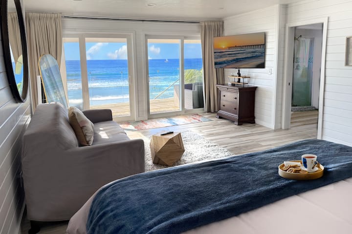 主卧设有特大号床和拉出式沙发床，可欣赏壮丽的海景，并配备分体式空调。