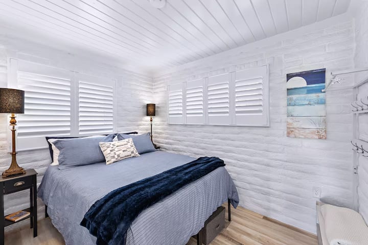 一楼的 2 号卧室配备一张标准双人床、分体式空调和带淋浴间的套间独立卫生间。