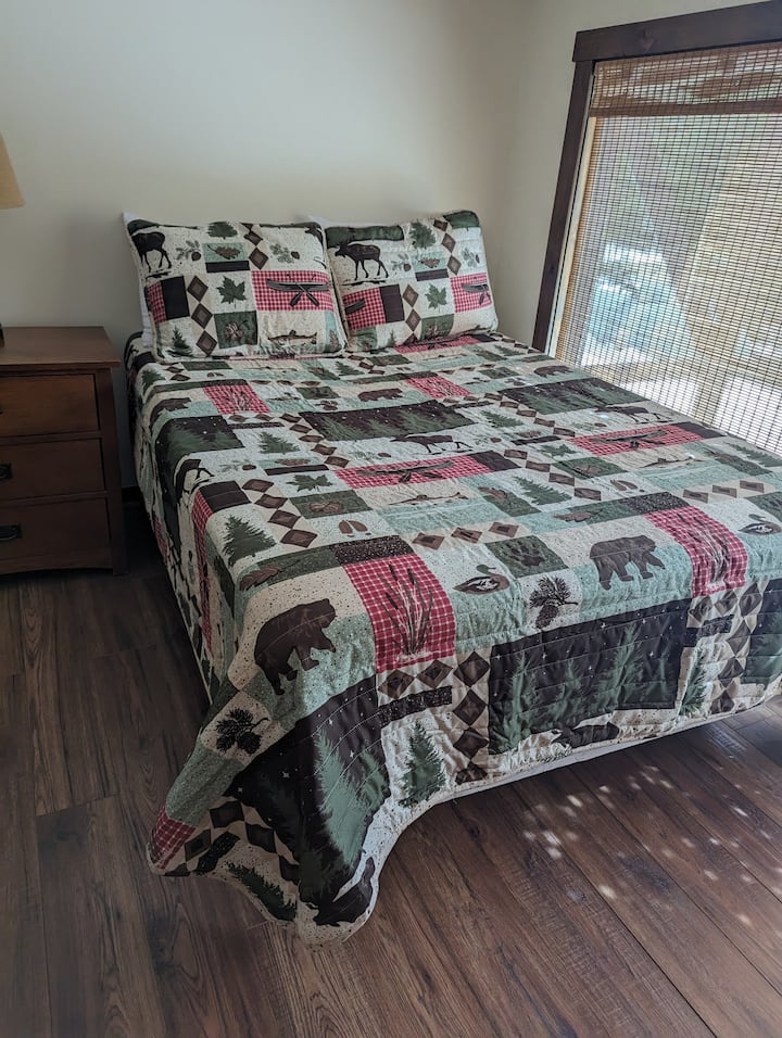 חדר שינה מלא במדרגות