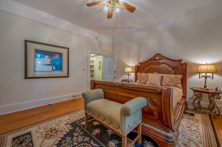 חדר אורחים בקומה הראשית מס '1 עם מיטת קווין סייז