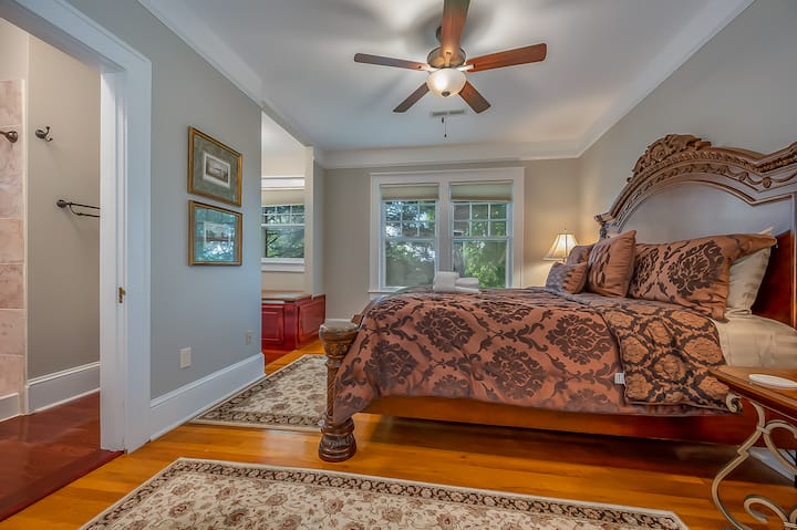 Guest Suite #5 w/ Sitting Area