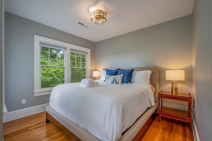 Guest Suite #9 w/ King Bed