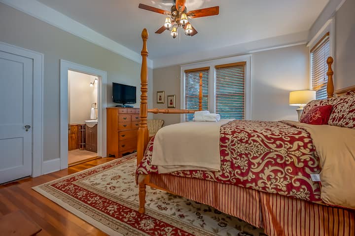 חדר אורחים ראשי מס '2 עם מיטת קינג, טלוויזיה ואמבטיה