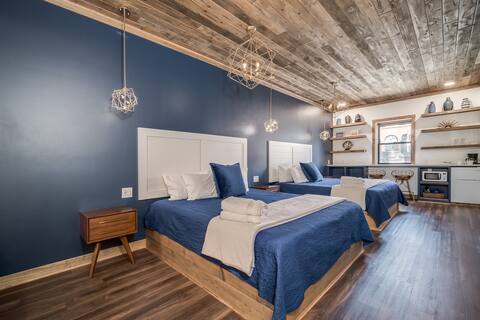 Boutique Hotel 6 Suites | 7 King Beds | Sleeps 14