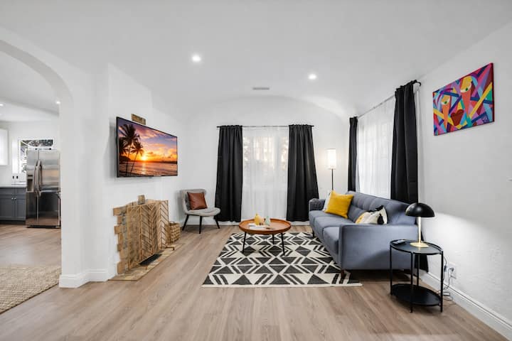 Charming Pasadena Home | 2br, Yard & Fast Wi-fi - Pasadena, CA
