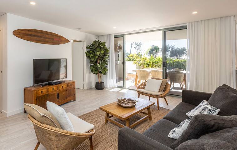 Bay Royal Apartment – Opposite Main Beach | Pool gallery image 4