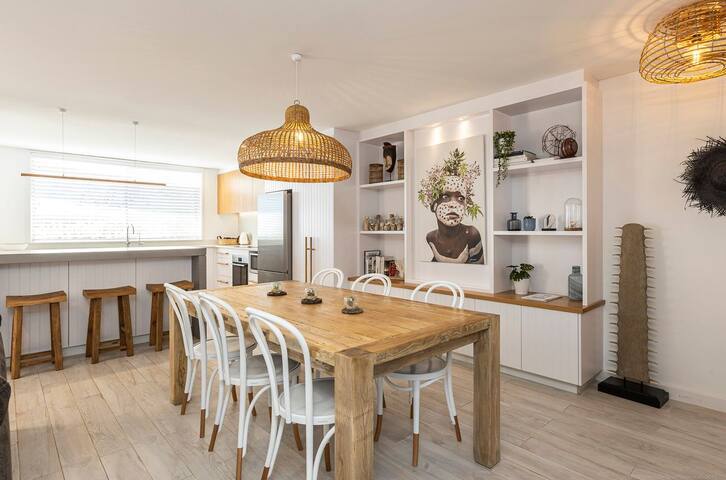 Bay Royal Apartment – Opposite Main Beach | Pool gallery image 5