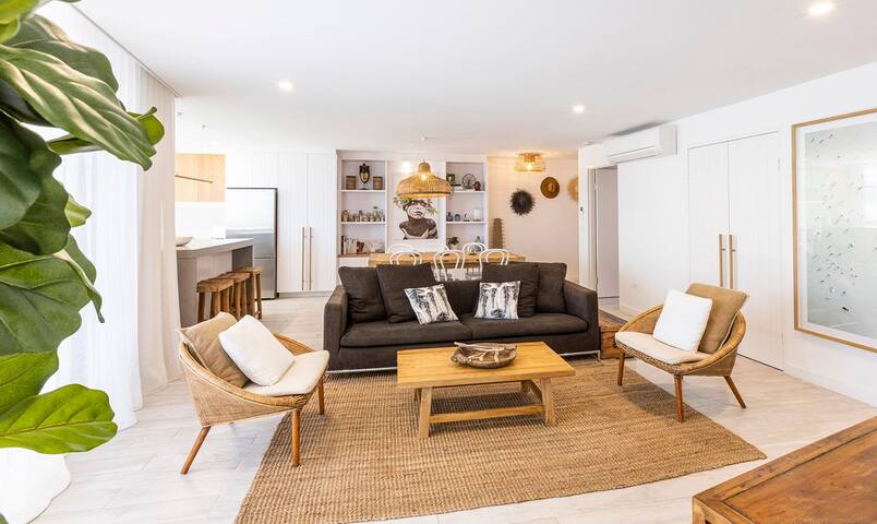 Bay Royal Apartment – Opposite Main Beach | Pool