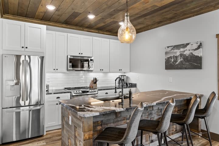 Overlook Casita with Private Hot Tub near Zion
