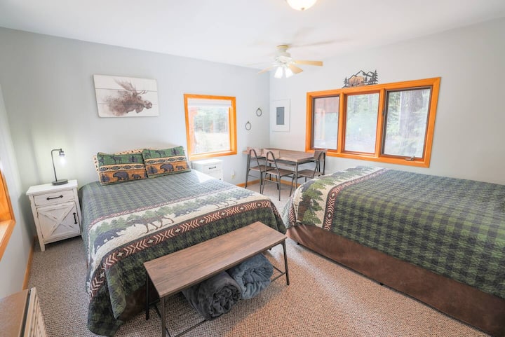 Year-round Guesthouse | 2 Queen beds | Wi-Fi & Work table | Steps from Main cabin | Propane heat & electricity, no water