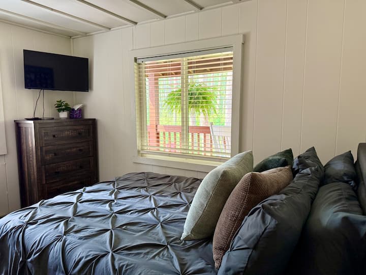 Small main floor bedroom | Double bed | Smart TV | Kitchen & Bathroom across the hall 