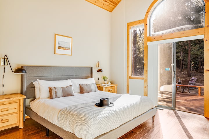 تحتوي غرفة النوم الرئيسية على سرير بمقاس كبير.