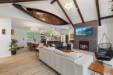 Mad Men Lake House*LAKEFRONT*Fam&Dog Friendly*OUTDOOR MOVIE EXPERIENCE*HOT TUB*1.8mi to WISP*WORK SP