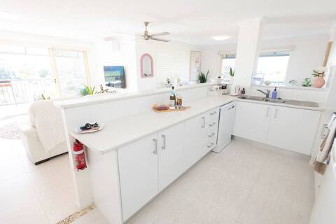 Top performing Airbnb: The Ultimate Retreat | Beachside Escape in Maroochydore