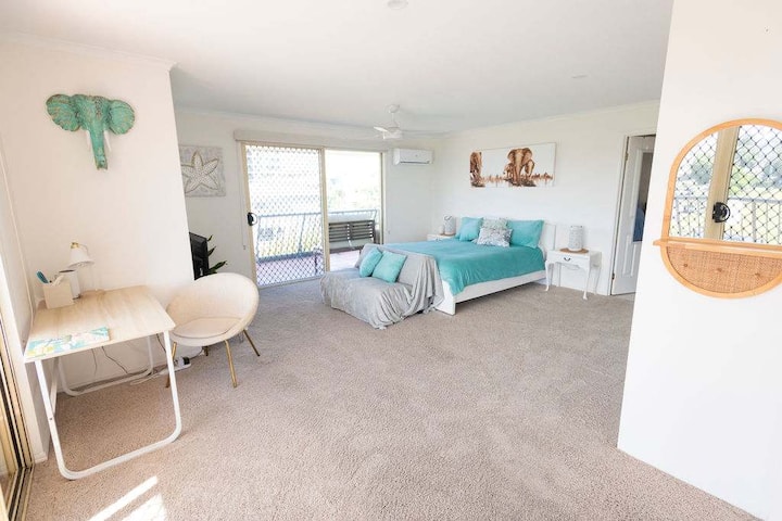 Enorme recámara principal en el penthouse con una cama súper cómoda y aire acondicionado. Baño completo con una excelente regadera. Además, hay un televisor, un rincón de estudio y dos amplios balcones privados.