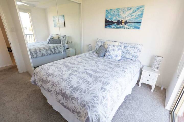 Cómodo segundo dormitorio, ideal para familiares o amigos. 
El segundo dormitorio tiene una cómoda cama tamaño queen, mucho espacio en el armario y un televisor inteligente con Netflix, además de acceso privado al balcón.