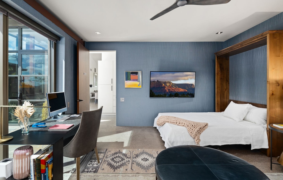 Sage: 8-ма спална соба со брачен кревет, кауч за спиење со брачен кревет (широк 150-179 см), канцелариско биро со компјутер, паметен телевизор, простор за одмор.