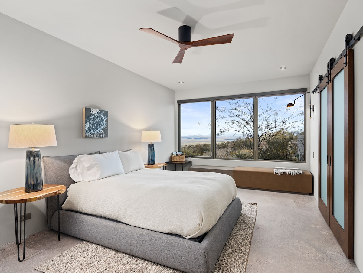 Креозот: седмата спална соба има брачен кревет (широк 150-179 см), паметен телевизор, сопствена бања, плакар и неверојатен поглед кон пустината.