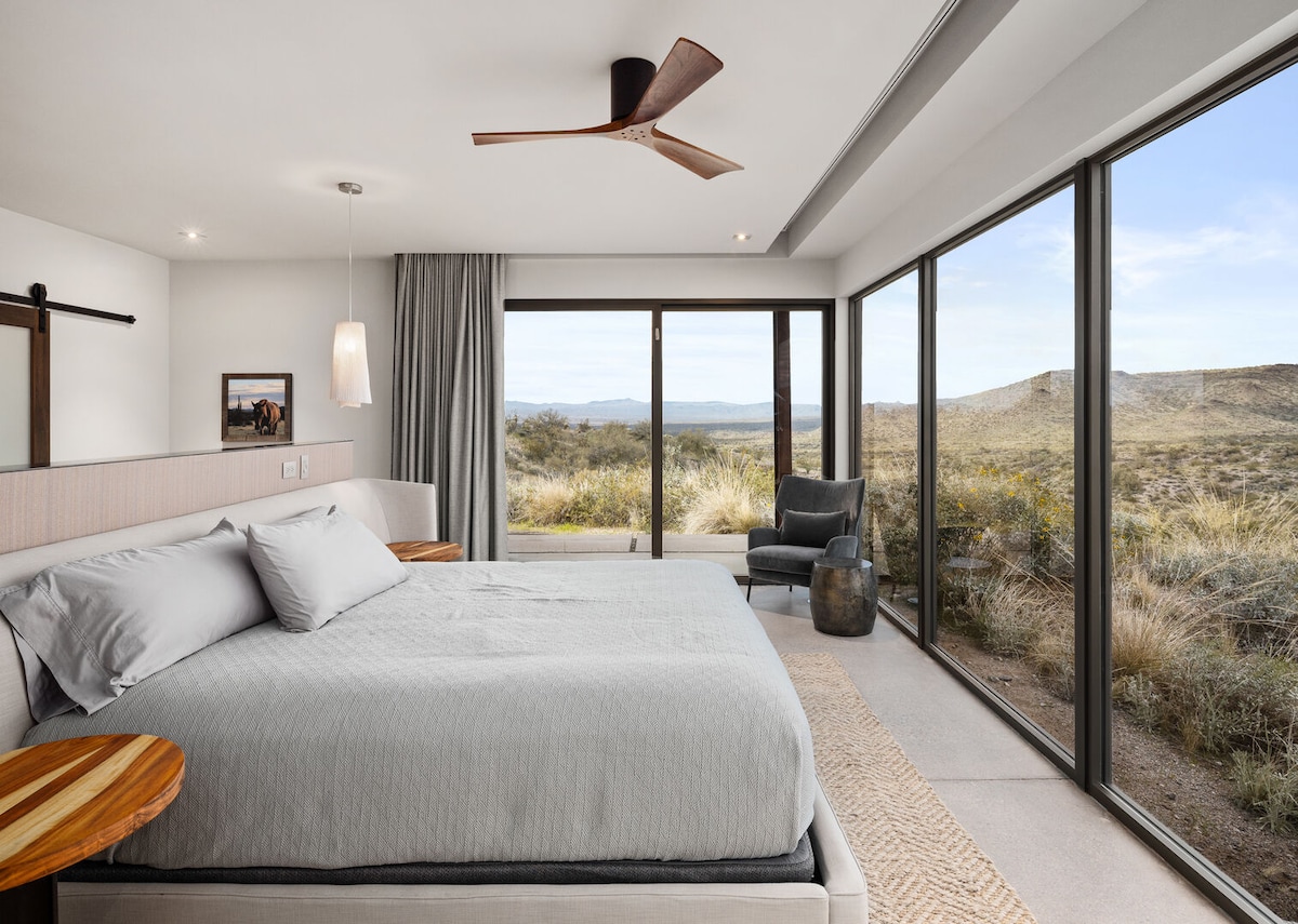 Акација: главната спална соба има брачен кревет (широк 150-179 см), паметен телевизор, сопствена бања и неверојатен поглед кон пустината.