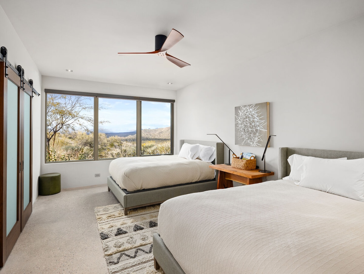 Жад: втора спална соба со 2 брачни кревета, паметен телевизор, сопствена бања, плакар и неверојатен поглед кон пустината.