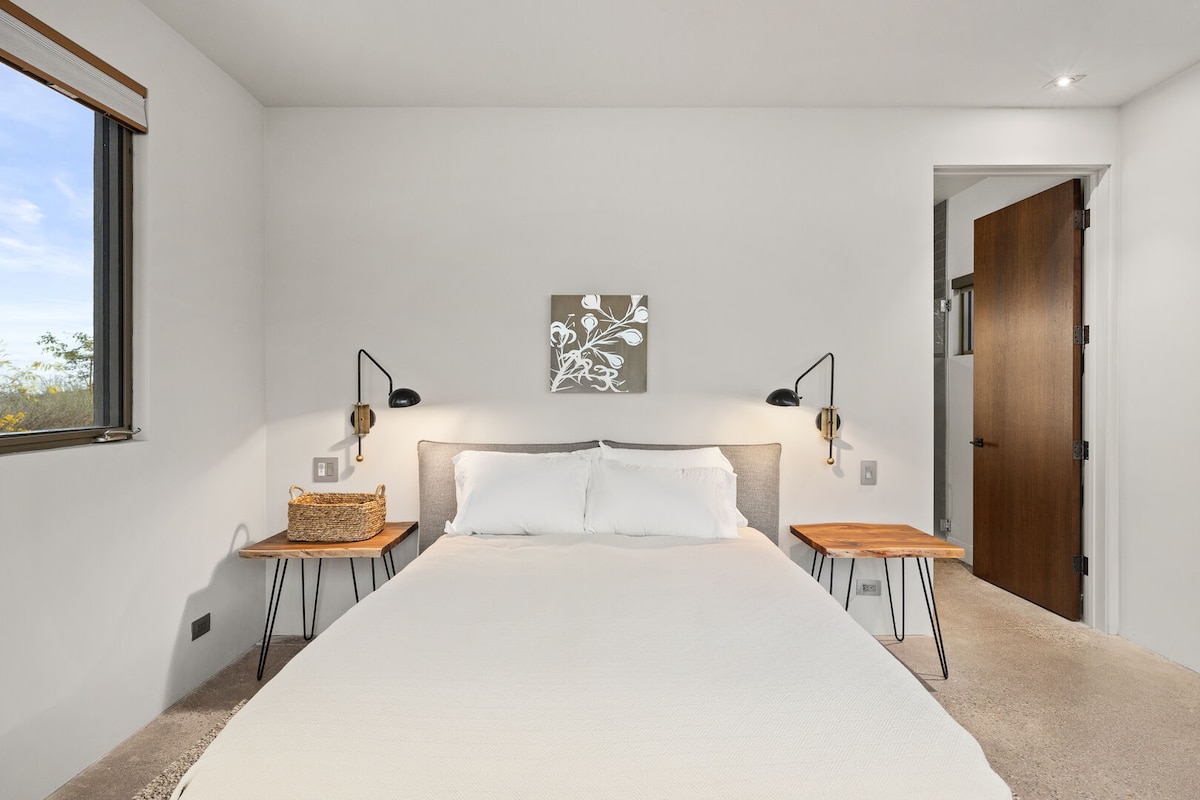 Ocotillo: четвртата спална соба има брачен кревет (широк 150-179 см), паметен телевизор и сопствена бања. Одобрено од ADA