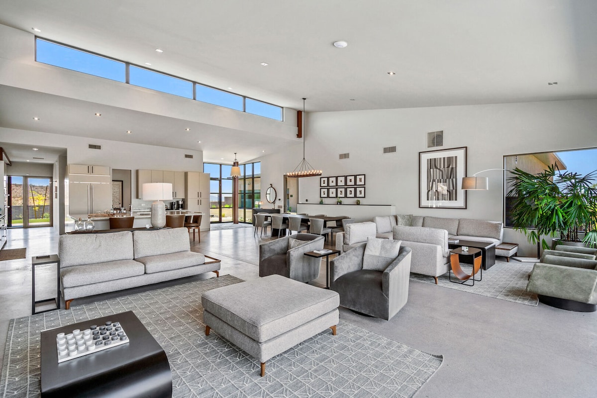 Пространа, лесна и светла дневна соба со електричен камин, влажен бар, паметен телевизор и дизајнерски мебел.