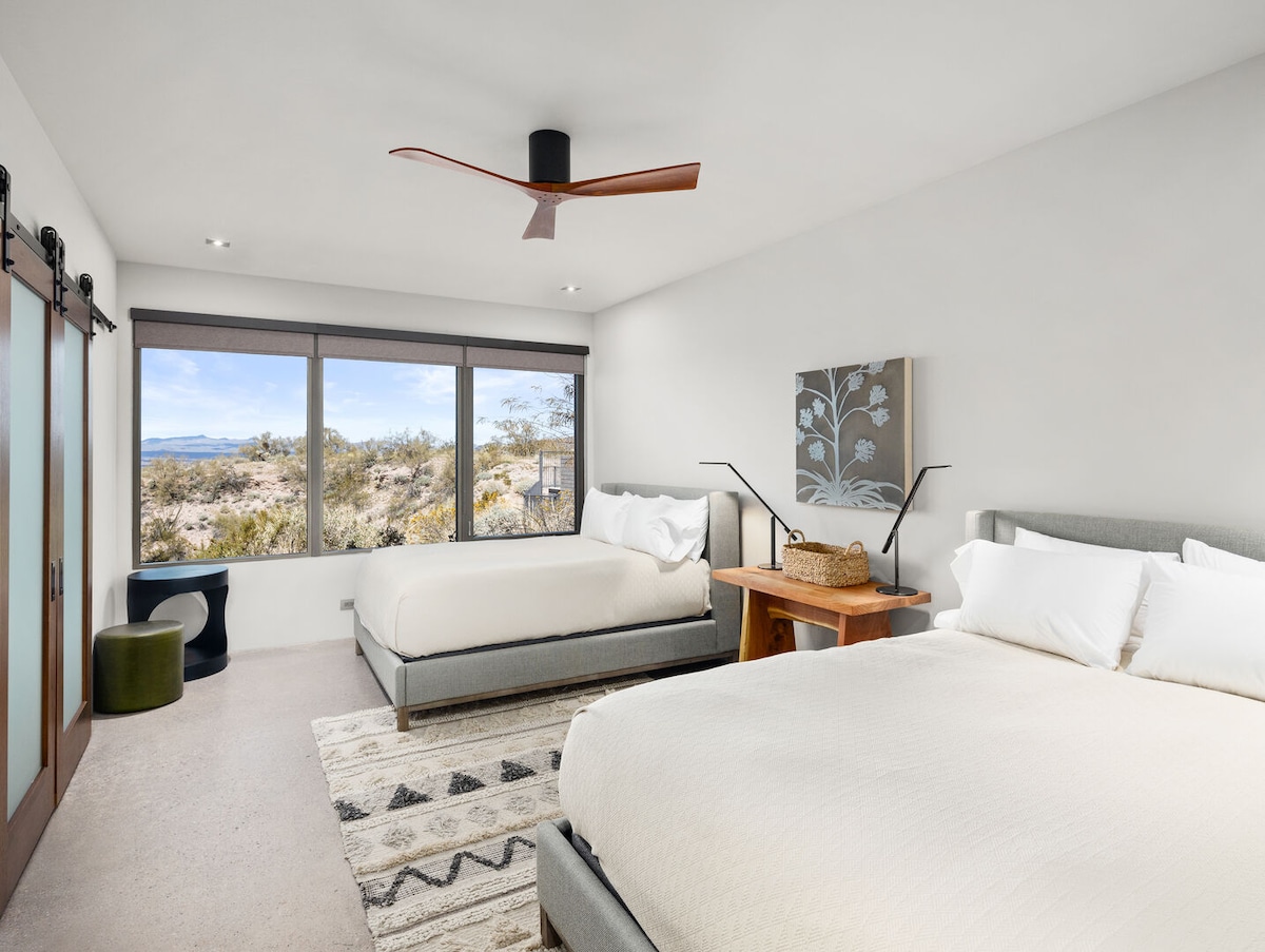 Манзанита: 6-та спална соба со 2 брачни кревета, паметен телевизор, сопствена бања, плакар и неверојатен поглед кон пустината.