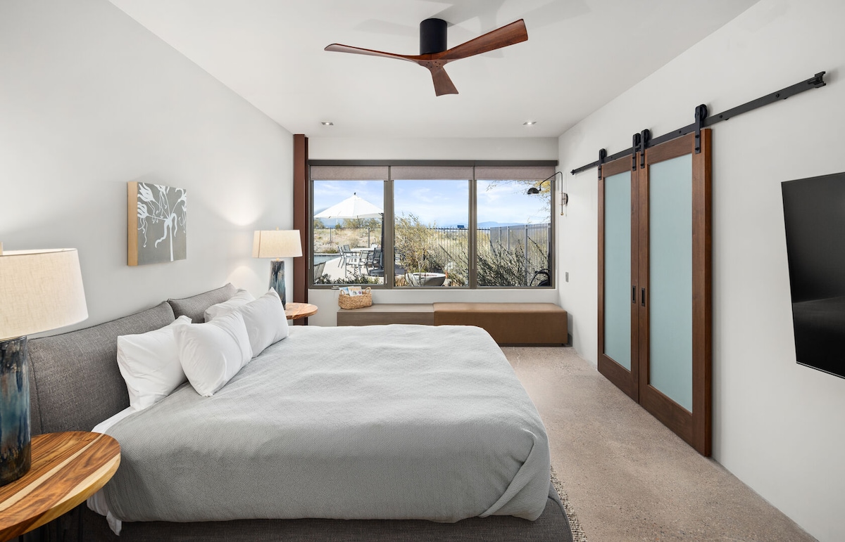 Касија: третата спална соба има брачен кревет (широк 150-179 см), паметен телевизор, сопствена бања и неверојатен поглед кон пустината.