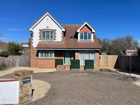 Popular Airbnb listing: Coastal Retreat | Hot Tub + Garden | Sleeps 8–10 in Isle Of Wight