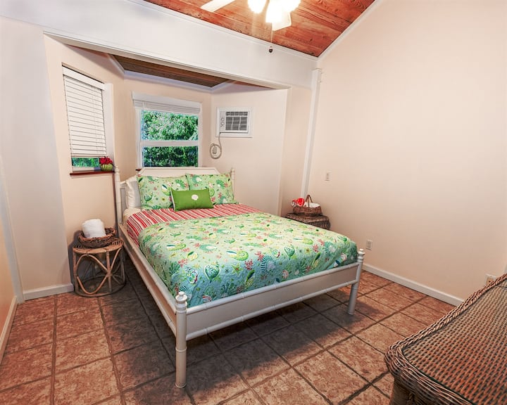 主楼层，左侧卧室，标准双人床