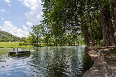 Amazing Riverfront, Sleeps 10, Kayaks included!