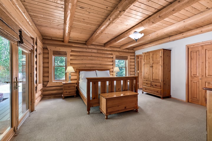 Kwenye ghorofa ya chini upande wa kulia wa chumba kikubwa kuna chumba kikuu cha kulala kuna kitanda aina ya Queen na seti ya pili ya milango inayoelekea kwenye sitaha ya nyuma