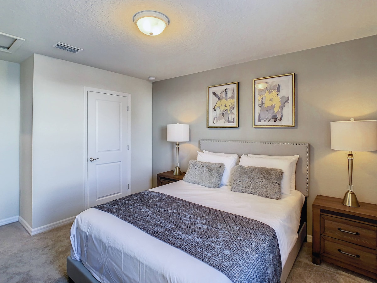 Спална соба со брачен кревет