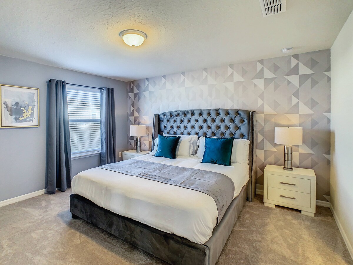 Спална соба со брачен кревет