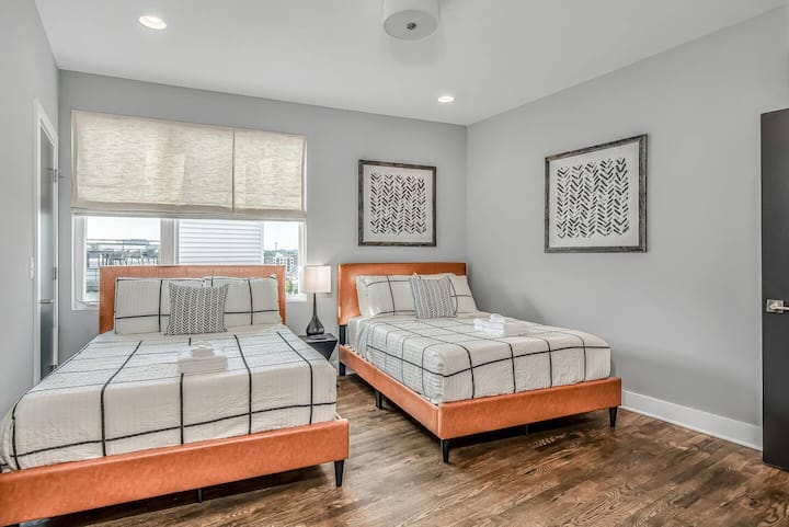 חדר שינה 7 - שתי מיטות מלאות עם חדר רחצה פרטי
