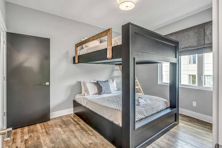 חדר שינה 8 - מיטת קומותיים קווין עם חדר רחצה פרטי
