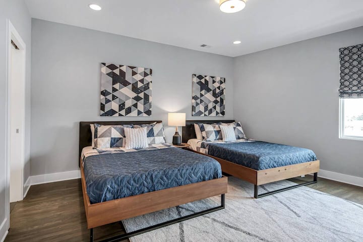 חדר שינה 2 - שתי מיטות מלאות שבהן תוכלו להיטען ליום הבא