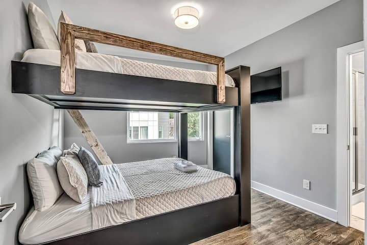 חדר שינה 6 - מיטת קומותיים קווין סייז עם חדר רחצה פרטי צמוד
