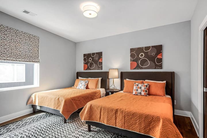 חדר שינה 3 - שתי מיטות מלאות וטלוויזיה חכמה