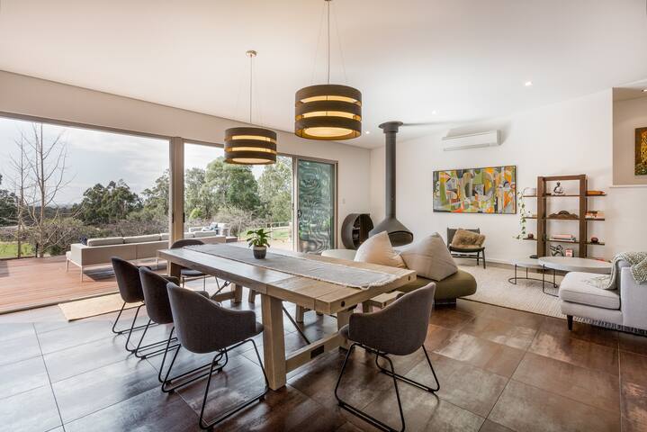 Sunrise Tranquillity: Luxe Retreat with Heated Spa gallery image 4