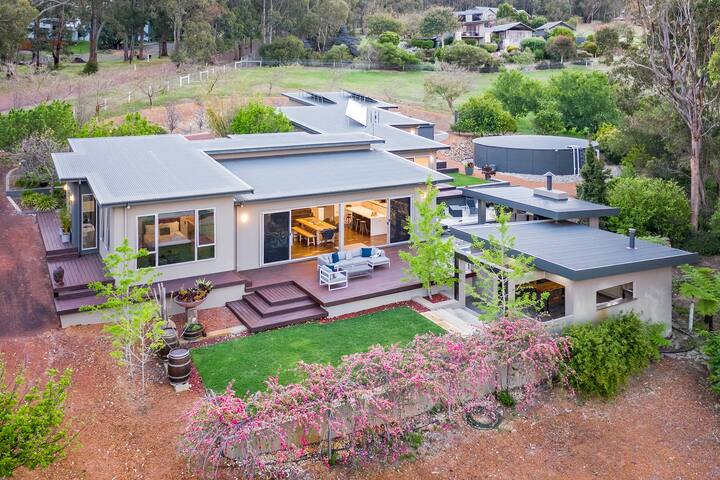 Sunrise Tranquillity: Luxe Retreat with Heated Spa gallery image 5