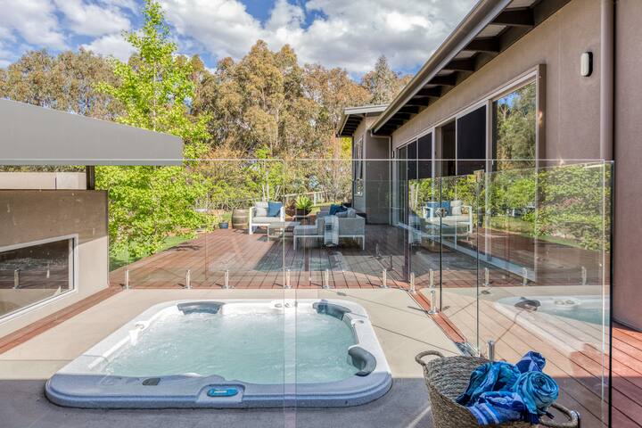 Sunrise Tranquillity: Luxe Retreat with Heated Spa gallery image 2