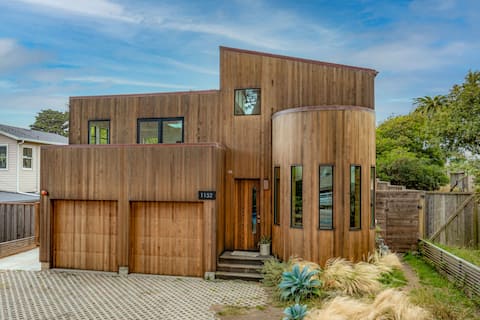 Modern indoor-outdoor living w Hot Tub Walk to