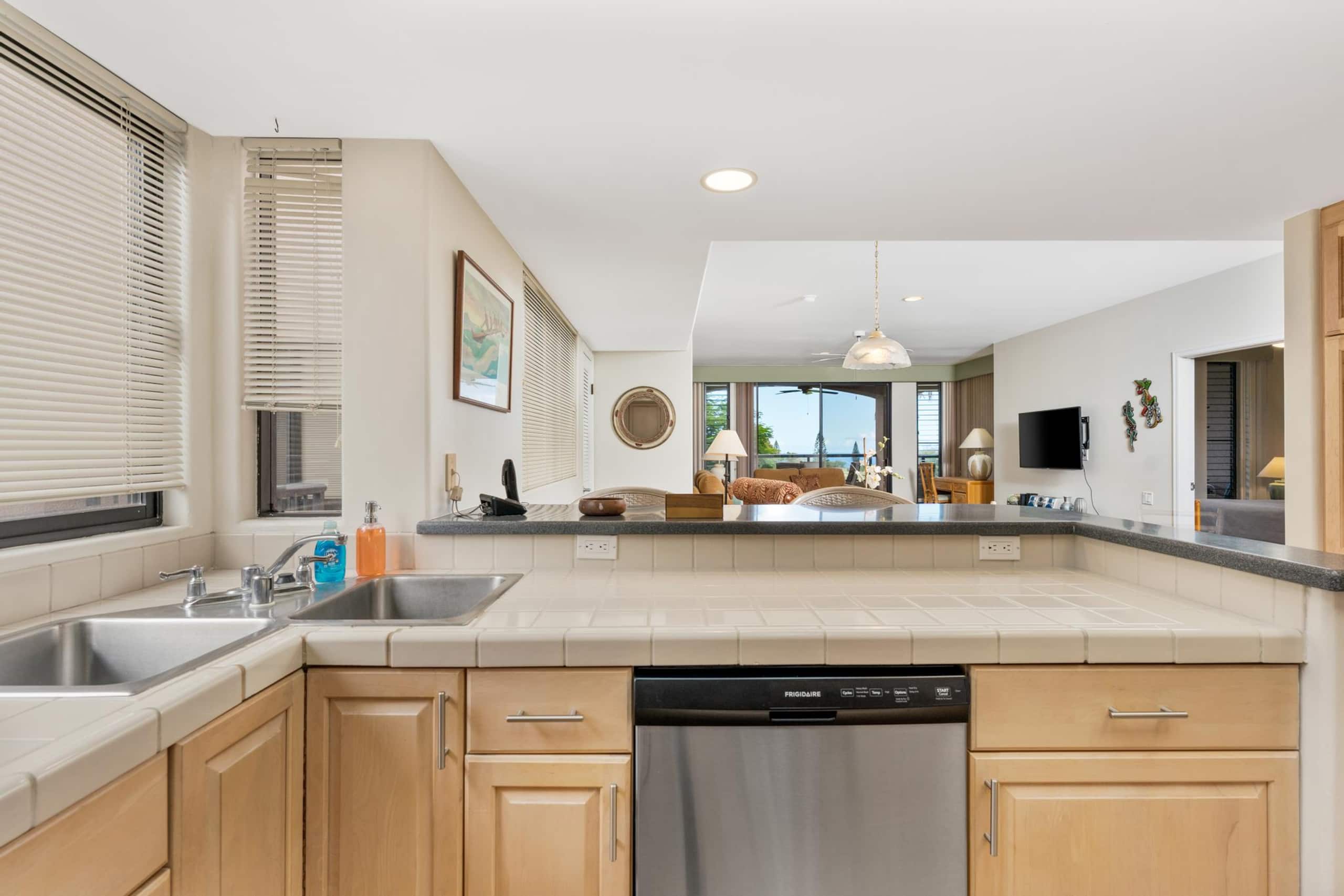 Golf course condo w/ ocean view lanai - Photo 25