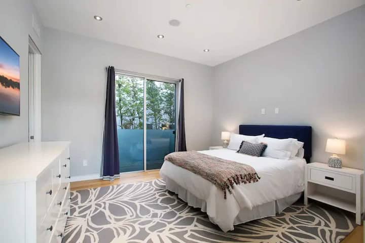 En suite na silid - tulugan na nagtatampok ng Queen bed at TV