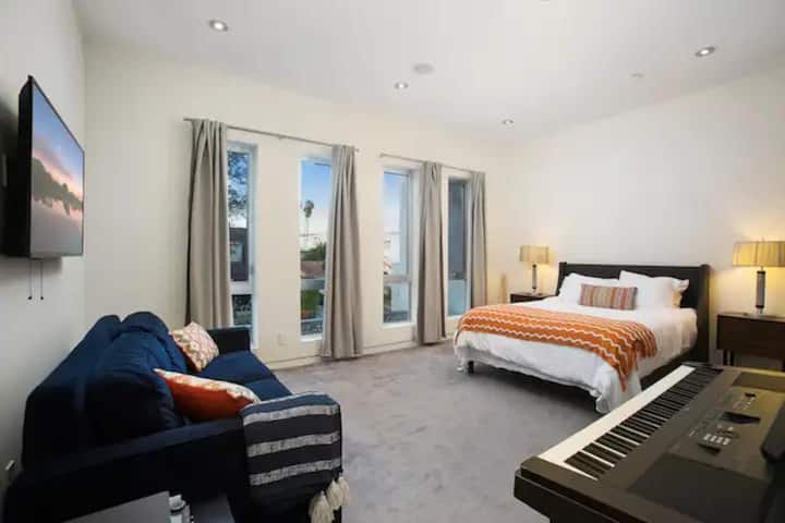 En suite na kuwarto na may Queen bed, TV, sofa