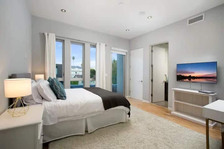 En suite na silid - tulugan na may TV at Queen bed