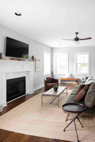 Johnny & June’s Treehouse – Steps to 12 South gallery image 3