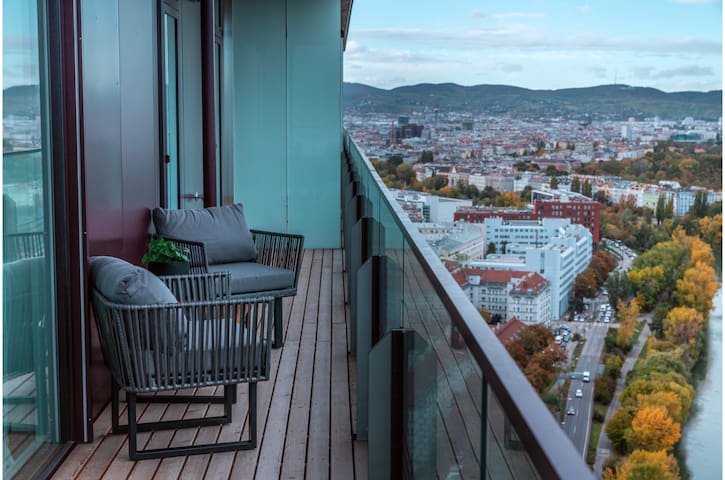 Lovely 2-Bedroom flat with rooftop pool & view