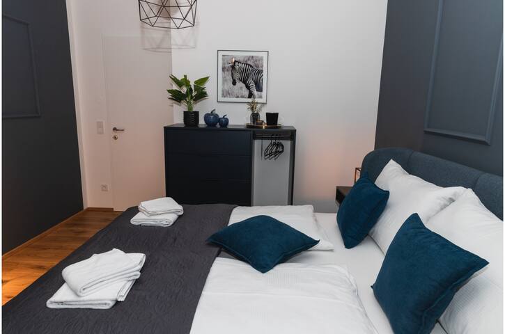 Lovely 2-Bedroom flat with rooftop pool & view gallery image 2